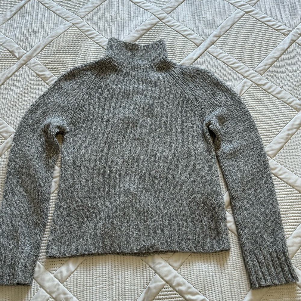 ANN TAYLOR GRAY CABLE KNIT MERINO BLEND (80%) SWEATER SZ M - Picture 2 of 7